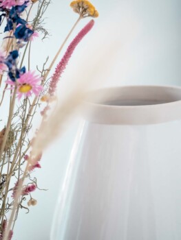 vase white flowers