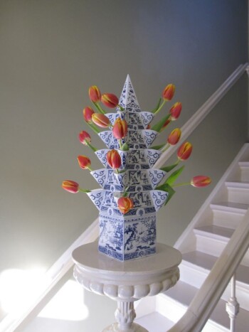 Pyramide de fleurs - Vase tulipe bleu de Delft