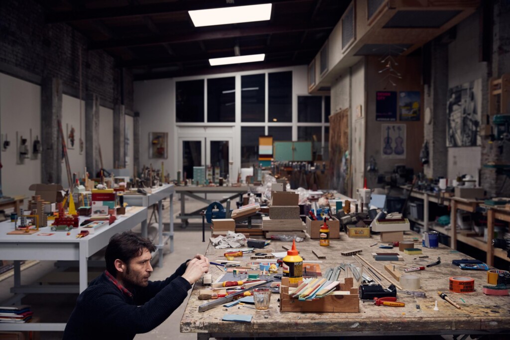 Floris Hovers in zijn atelier, 2021, Foto: Niels Jansen