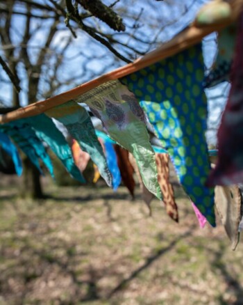 Girlande aus recycelten Saris