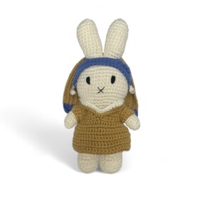 Miffy fille avec la boucle d'oreille en perle