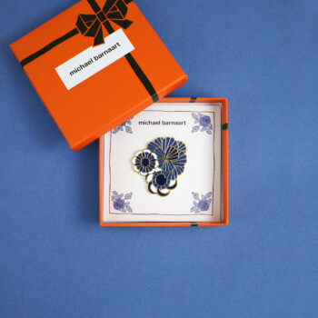 Delft blue floral brooch