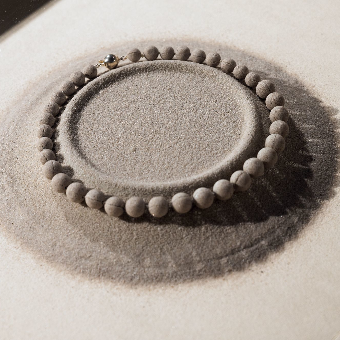 Collier de sable par Irma Földényi. Photo : Petra van der Ree